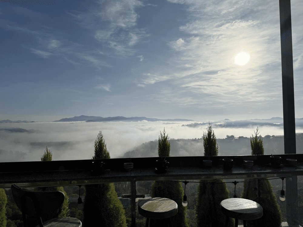 The Diff House là điểm săn mây ưa thích của nhiều du khách nhờ tầm nhìn tuyệt đẹp hướng về núi (Nguồn: Fanpage The Diff House’s)